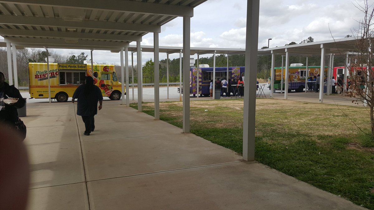 MathyMissB's tweet image. These food trucks were an EXCELLENT idea @Technitkali  #Foodie #Yesss #ChickenFlatbread #RedefineLearn