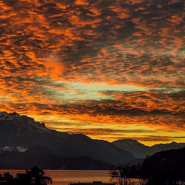 AnnecyJ's tweet photo. https://t.co/Dqf3q6YU9j Beautiful sunrise over Lake Annecy #iLakeAnnecy #lake #lac #lakeannecy #lacannecy #igersan… https://t.co/dD6Q4B9Bv5