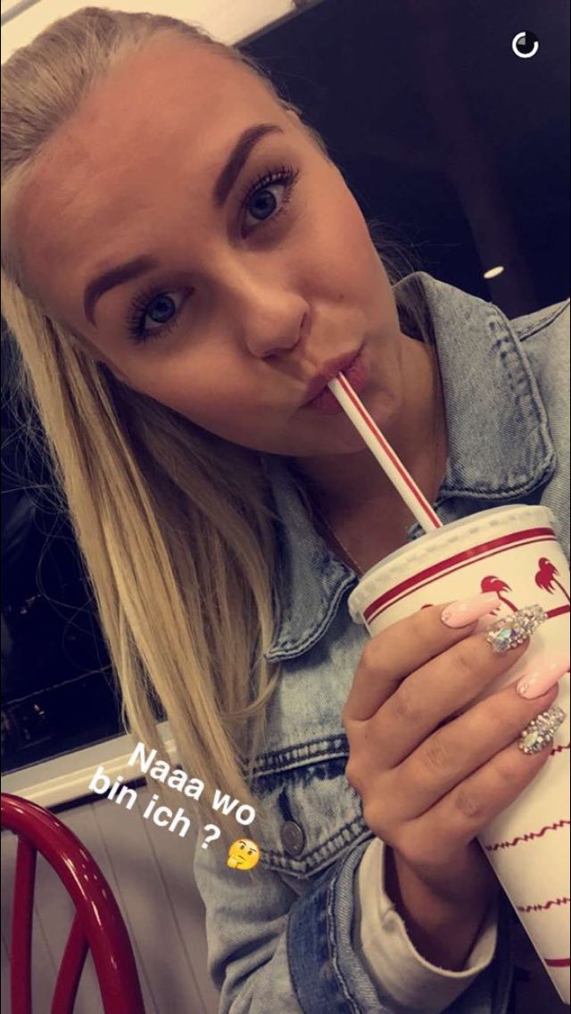glowvatow's tweet photo. DAMN @dagibee!!! Back at it again with slaying with your snapchat stories😍💘 https://t.co/c2CwdbYE1g
