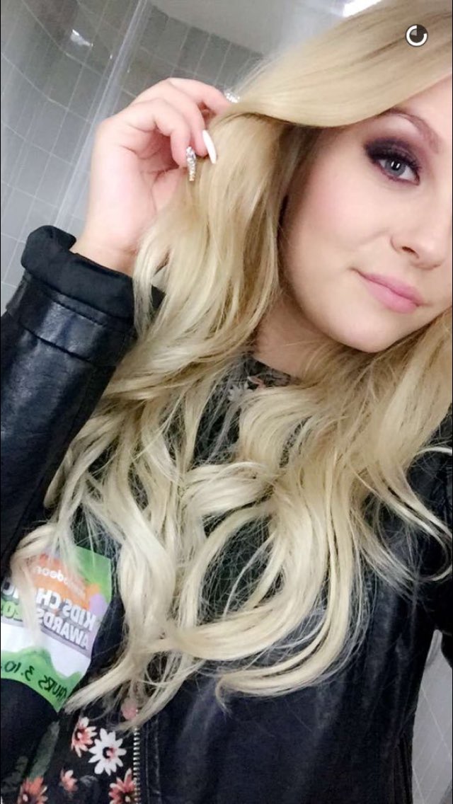 glowvatow's tweet photo. DAMN @dagibee!!! Back at it again with slaying with your snapchat stories😍💘 https://t.co/c2CwdbYE1g