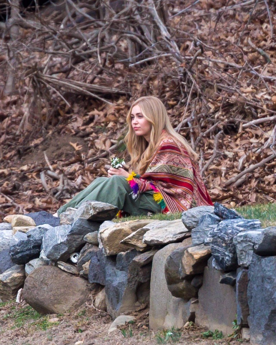 MileyUpdateEU's tweet photo. New Candids of Miley Filming Woody Ellen's Amazon series! https://t.co/4IQj7DNI8z