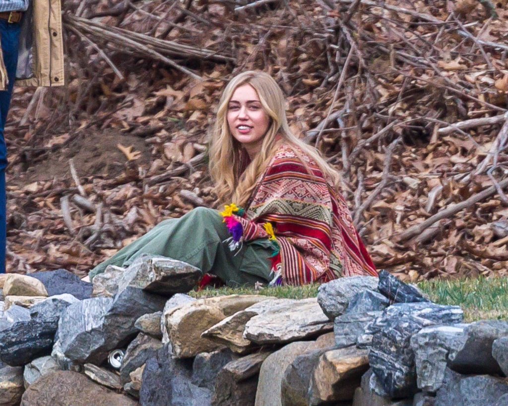 MileyUpdateEU's tweet photo. New Candids of Miley Filming Woody Ellen's Amazon series! https://t.co/4IQj7DNI8z