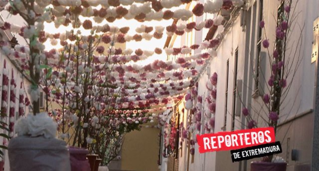 Reporteros_cex's tweet photo. Como celebra #Valdelacalzada su tradicional #FiestaDeLasFlores ? @OmarMoran_CEX lo descubre 21:55 @cextremadura https://t.co/zxXEgnjHDT