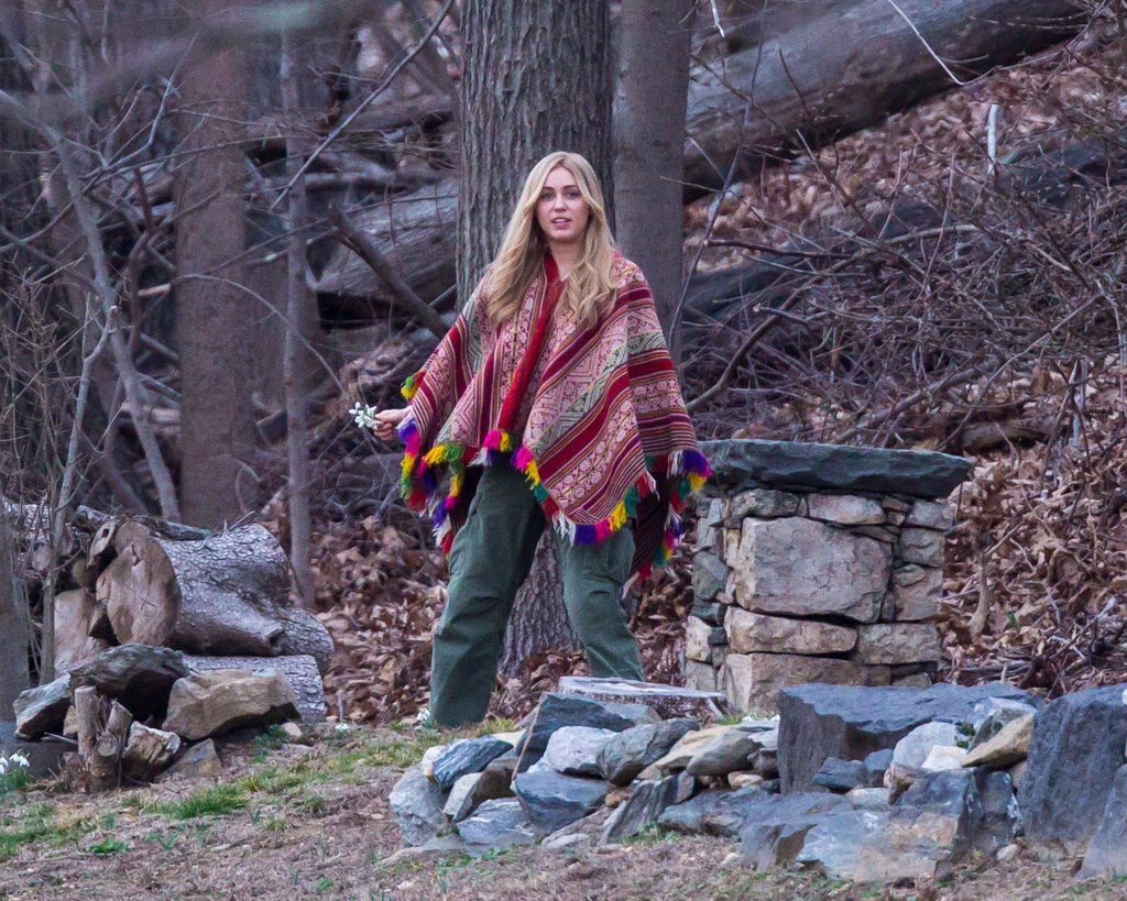 MileyUpdateEU's tweet photo. New Candids of Miley Filming Woody Ellen's Amazon series! https://t.co/yvMh7EyEjx