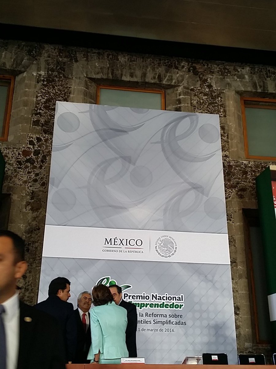 Lucys_Shake's tweet photo. Estamos en la ceremonia de premiacion  #Inadem #PremioNacionalDelEmprendedor https://t.co/A8KdbrpGvX