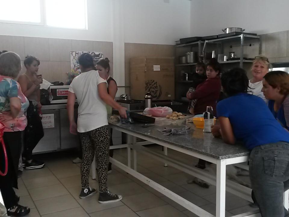 CePLaLomas's tweet photo. Curso de cocina en el #CePLA @SEDRONAR @Pablolopezfiori https://t.co/rhLeHOvhbv