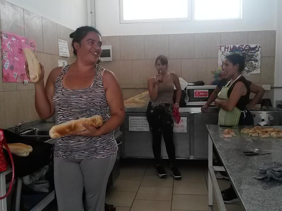 CePLaLomas's tweet photo. Curso de cocina en el #CePLA @SEDRONAR @Pablolopezfiori https://t.co/rhLeHOvhbv