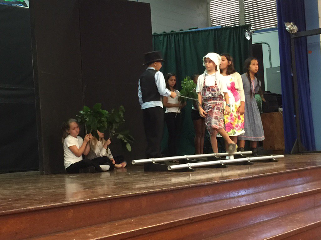 KinderOwls's tweet photo. Watching a play performed by our own Hale Kula Eagles !! https://t.co/Sw0gEaVcBp