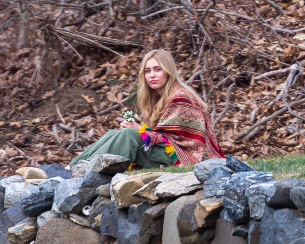 MileyUpdateEU's tweet photo. SOOO EXCITED! 😍👸🏼 https://t.co/ZOgIhprY8s