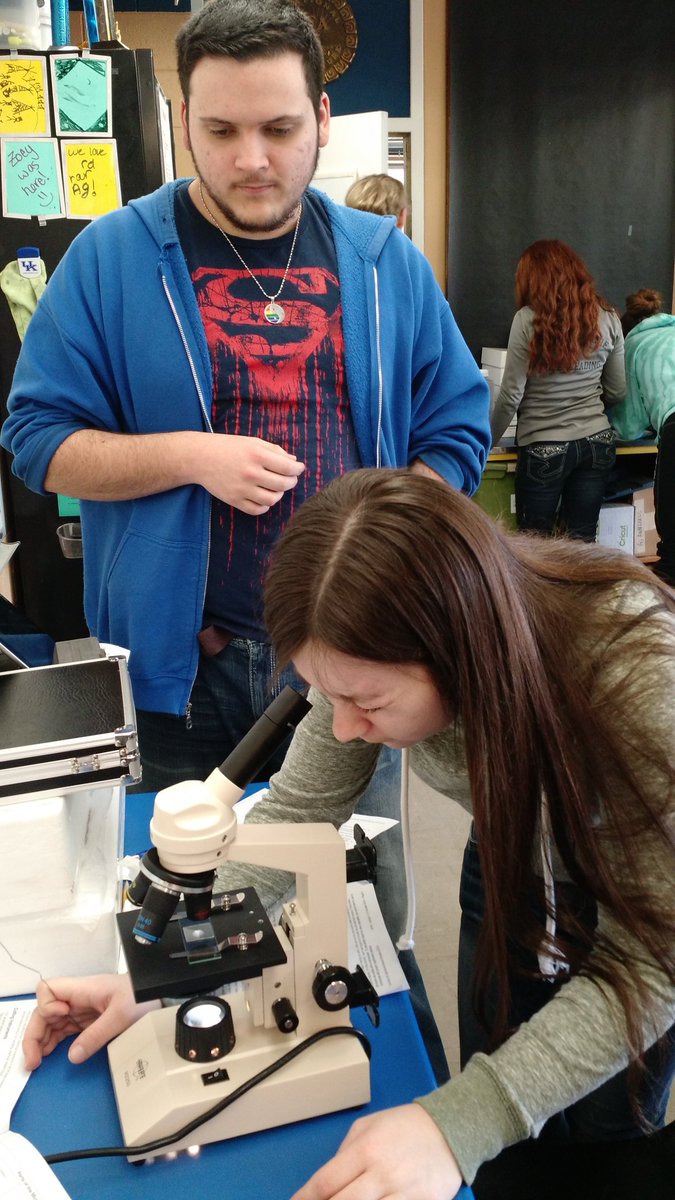 TeachAgBiz's tweet photo. Using microscopes to investigate eukaryote organelles in #AFNR. #WPAgEd #westprairie https://t.co/aolByjWWic