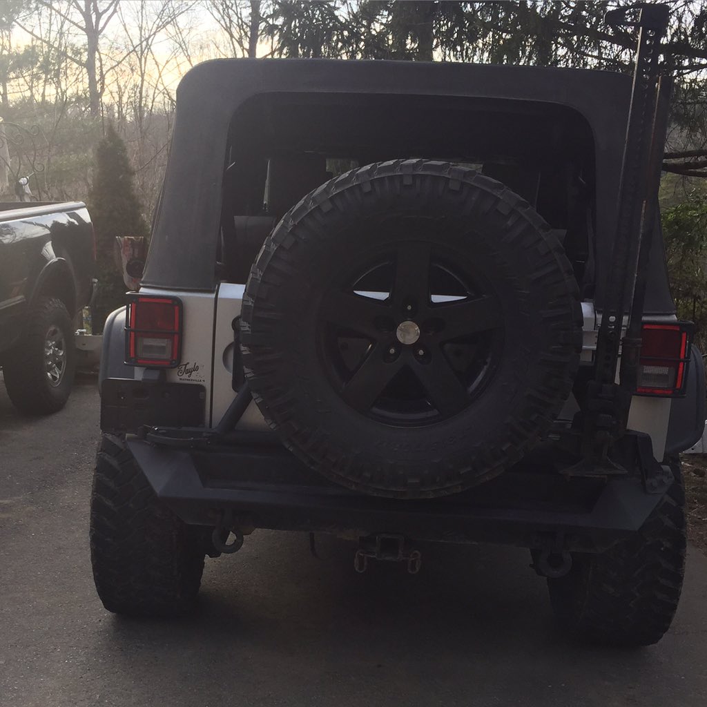 Rougebugz2's tweet photo. Put the roof back on the baby and dat butt tho #JeepMafia #JeepLife #jeep https://t.co/wp2jN1Pt7Y