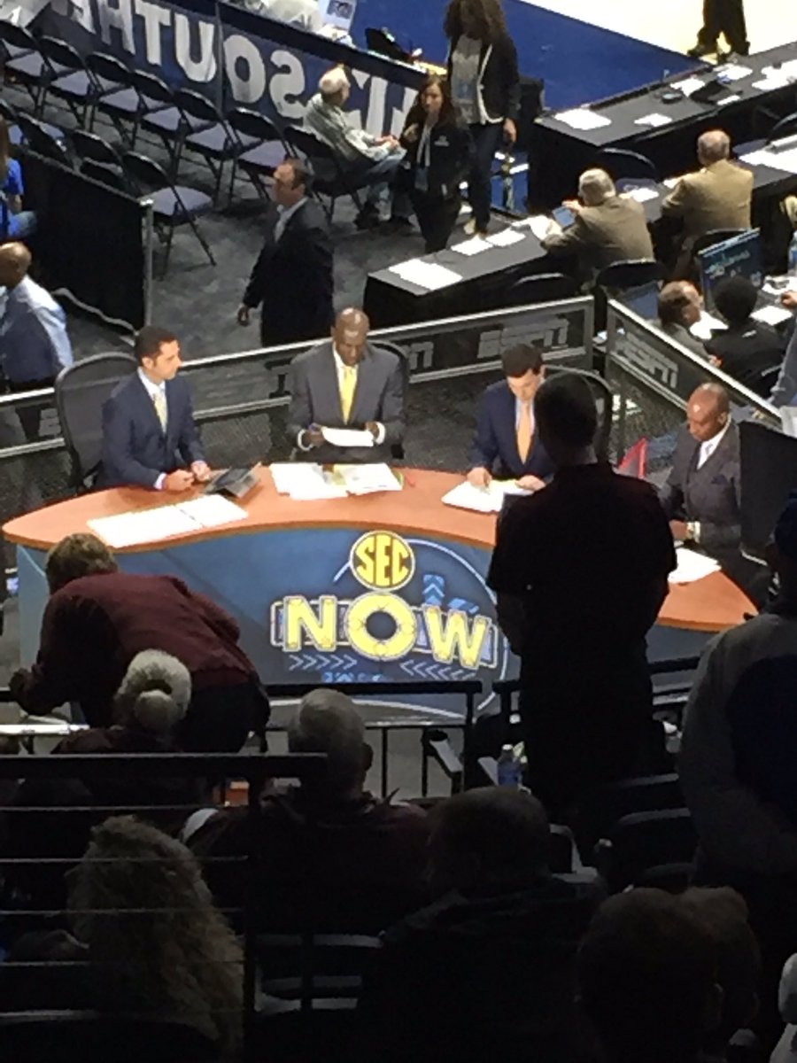 Laura915's tweet photo. Halftime! #SECSet @MrsTylerKSR @RoushKSR @DrewFranklinKSR https://t.co/Ad3KGJ8UyN