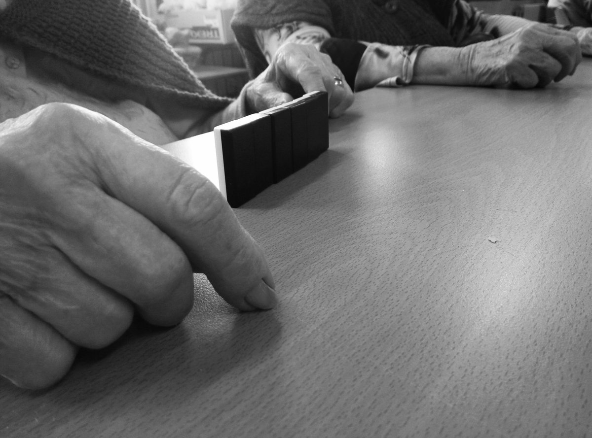MartinaFerrer3's tweet photo. Juguem a domino😊 #projectesinergia @EF4tESO https://t.co/jBw5xVwjW9