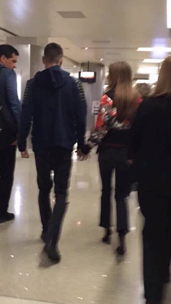 1DNEWBRASIL's tweet photo. Liam e Cheryl no aeroporto de Londres junto de sua família
I vote for #OneDirection @onedirection #Cool @radiodisney https://t.co/yKW8p7FqpZ