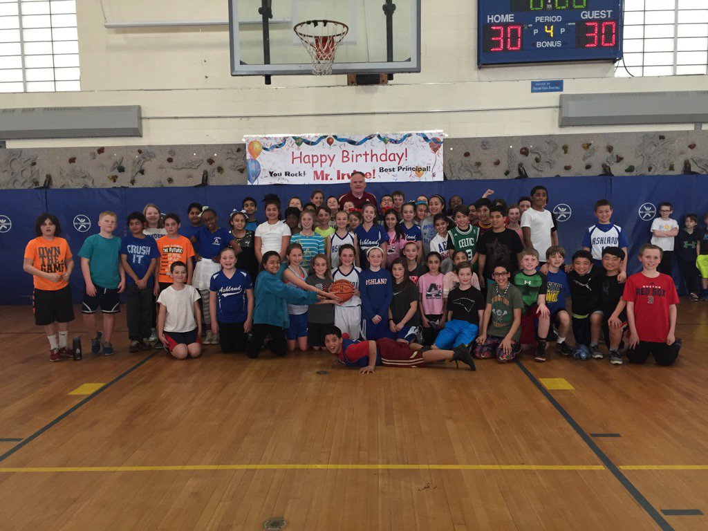 MindessClocker's tweet photo. Student teacher BB game celebrating Mr. Irvine's birthday.  Tie score!! #MakingMindessMemories https://t.co/Gj9SPDpvyk