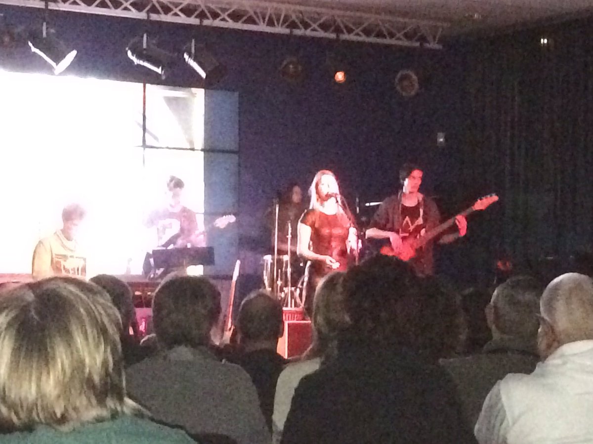 De winnares van vorig jaar, Fibi, bijt het spits af. Wat zal deze editie haar brengen? #clr