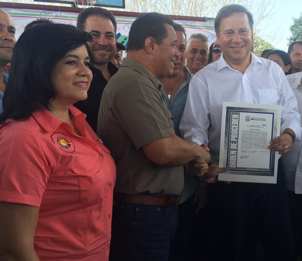 JC_Varela's tweet photo. Entre Alanje, Boquerón, Renacimiento y Barú se construirán 500 viviendas por $8.4 millones. #TechosdeEsperanza https://t.co/lNFaOSMLFs
