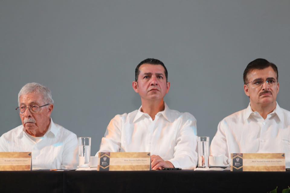 cesarabarcapv's tweet photo. Muchas felicidades Dr. Marco Antonio Cortés Rector de @CUCosta por su 3er Informe #3UdeGInforme #PuertoVallarta https://t.co/AHq1Cta3L6