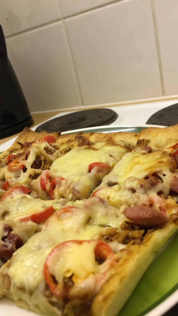 Dxnny_91's tweet photo. BBQ pulled pork, bacon bits, pepperoni, mozzarella and cheddar on a BBQ base 👌🏻 #ifuckingwin https://t.co/oXC1f8AfxR