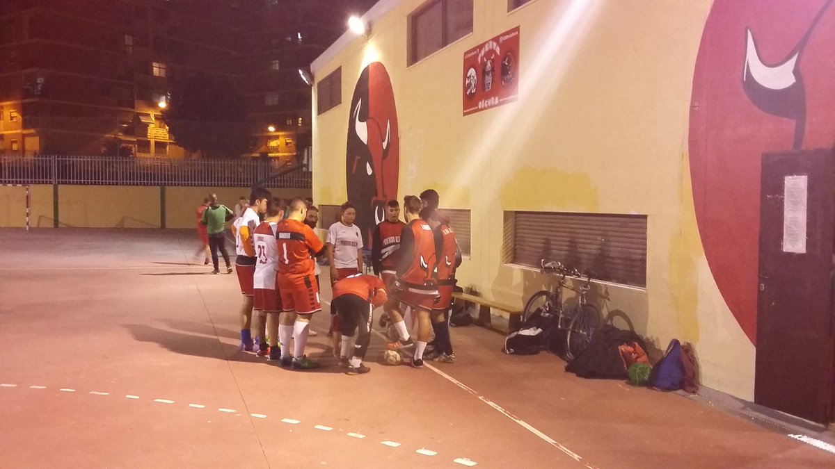 CDJPuertaOscura's tweet photo. ¡¡PARTIDAZO en la cumbre!!

🔴SENIOR F.SALA⚽
     vs
⚪ @Trinitarias_dxt ⚽

#CDPO4.0
#LigaFere (Plata)
#SiempreJuntos https://t.co/CnL5ikF0uW