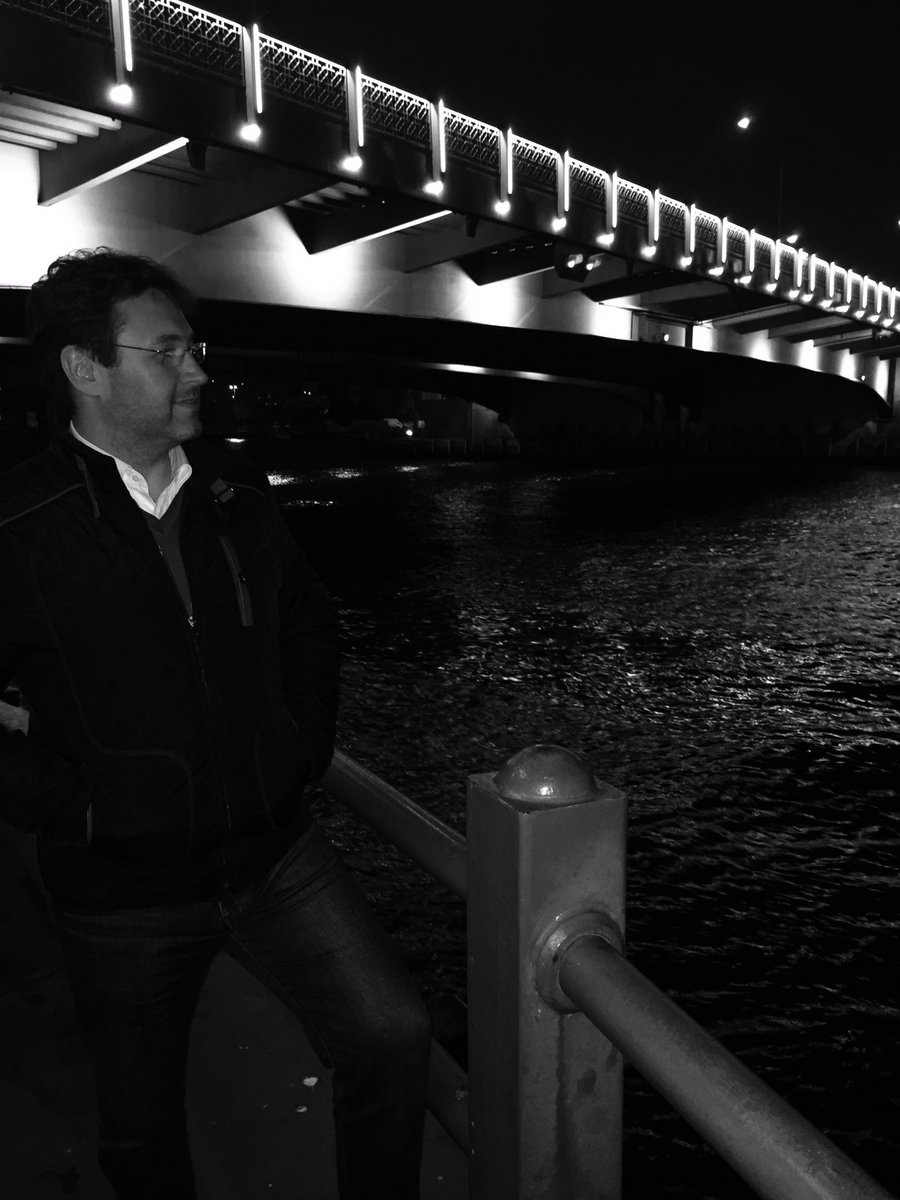 Birde sen olacaktın yanımda kadınım.
Bakarken Galata'dan  mehtaba 
Ben senin  gözlerinde kaybolurken,