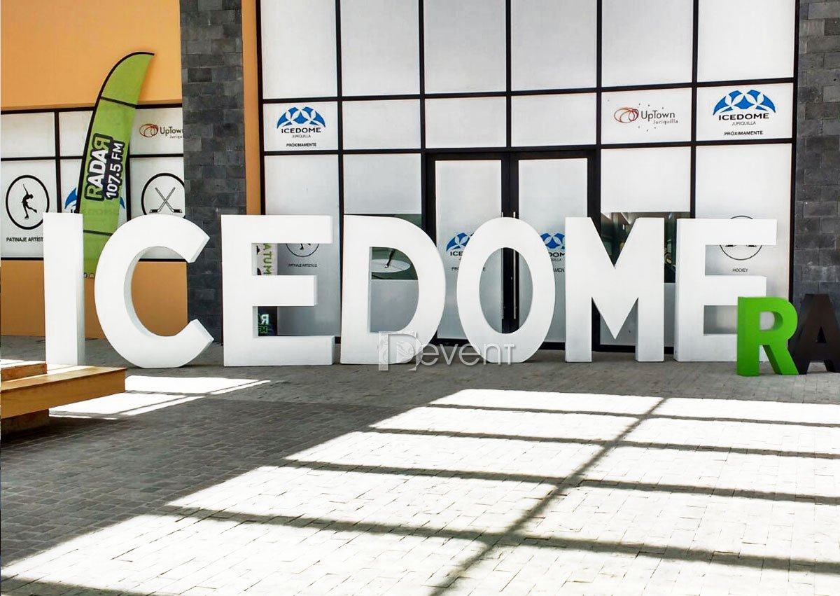 deventmex's tweet photo. Lista la pista de hielo @ICEDOMEoficial #uptown, listas las letras gigantes @deventmex! #diloengrande @cabinaradar https://t.co/bhLaBnkAHn