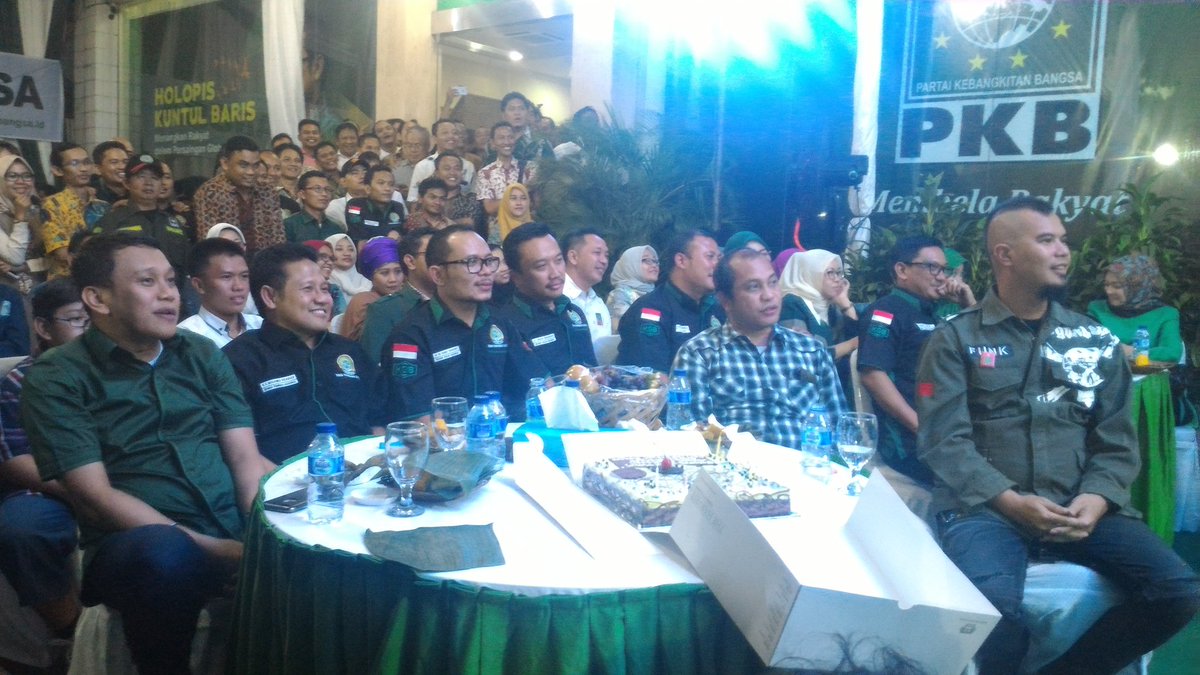 Sobat_AMI's tweet photo. AMI @cakiminpkb bersama para murid politiknya. Muda, kreatif, visioner https://t.co/fbov3EU0oy