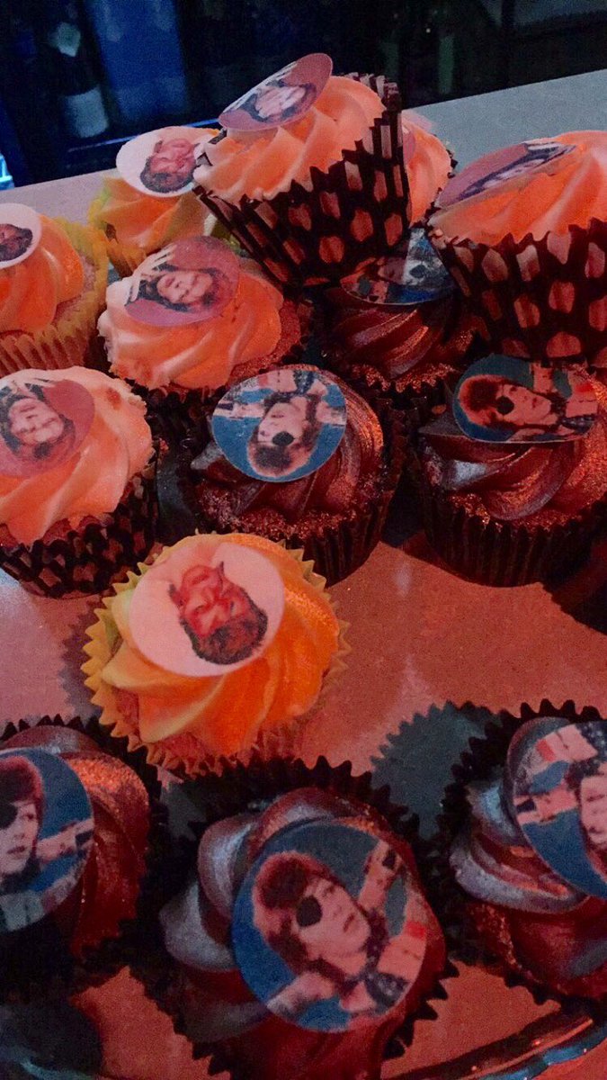 ajwilliams_95's tweet photo. Bowie cupcakes at @soundvisionex Bowie exhibition 🎨 ✨ https://t.co/IG8vkgOwK3