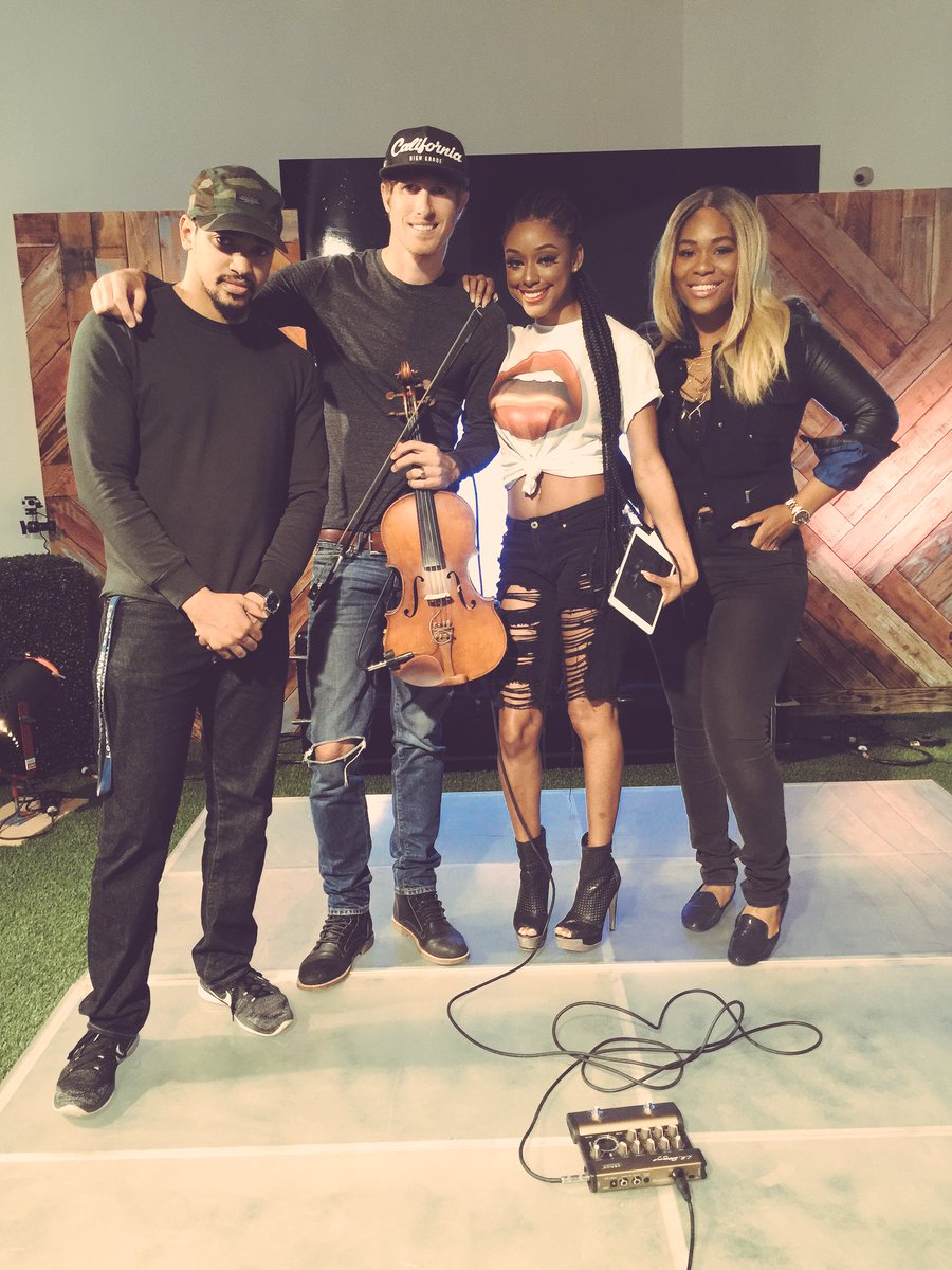 RhythmLatenight's tweet photo. Thanks for stopping by.. You were wonderful. Thank you for showing Nigeria different musical pathways. https://t.co/F7cf6alKv9