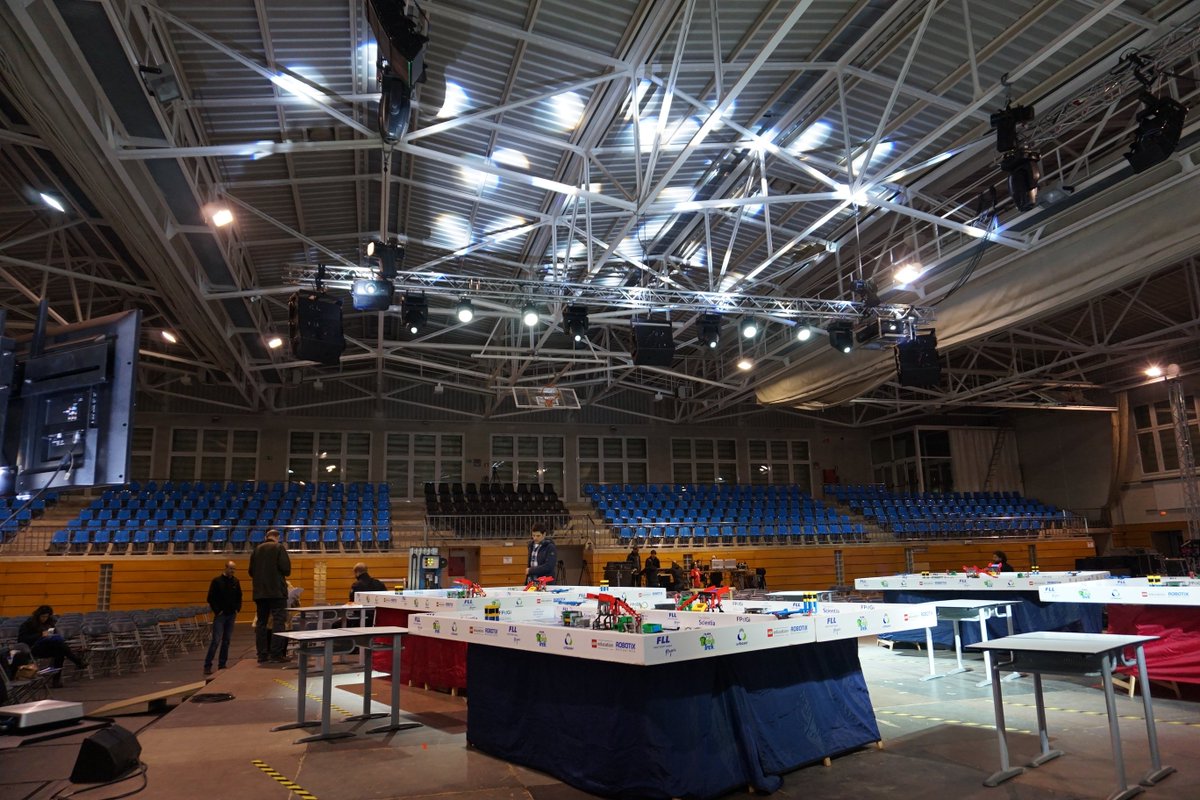 FLLGironaEPS's tweet photo. A punt per la final! #FLLGirona #mesquerobots #FLLSpain https://t.co/NL0ER6LvKM