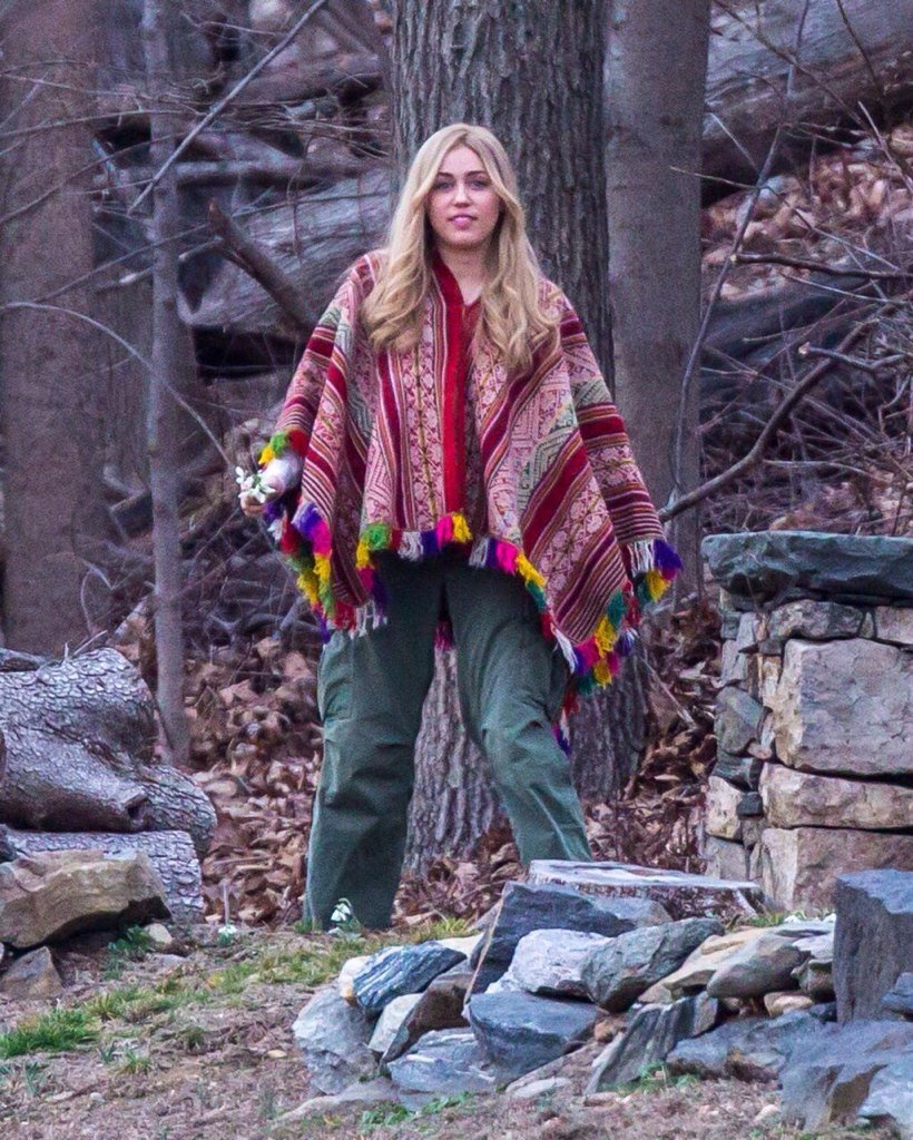 VERONASFILMS's tweet image. breaking news: Hannah Montana (who was thought to be dead for years) found alive; living in her cabin in the woods