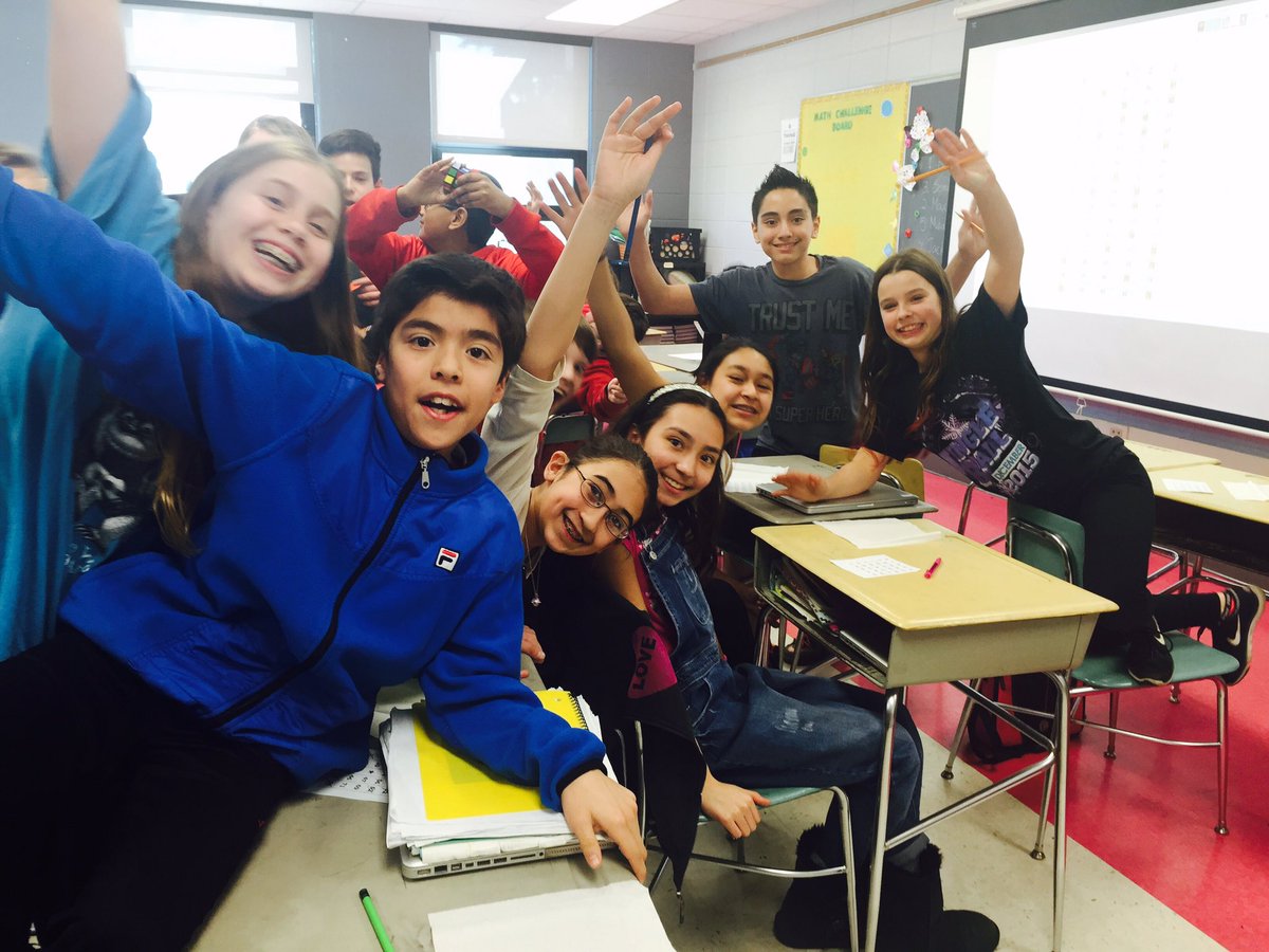 MrsArnoldART's tweet photo. Celebrating a great 3rd quarter with popcorn and school wide bingo #d62learns #d62ics https://t.co/b1ux0W3RzF