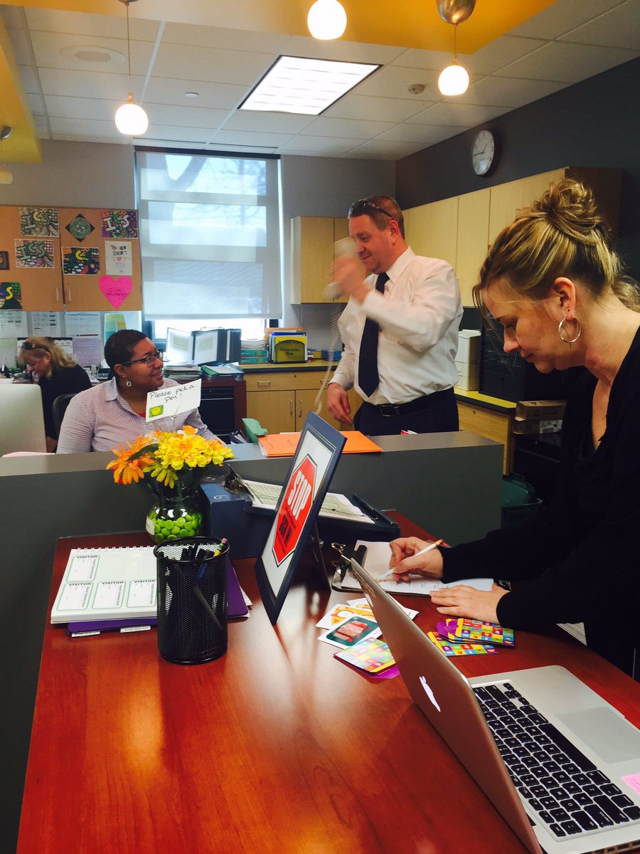 MrsArnoldART's tweet photo. Celebrating a great 3rd quarter with popcorn and school wide bingo #d62learns #d62ics https://t.co/b1ux0W3RzF