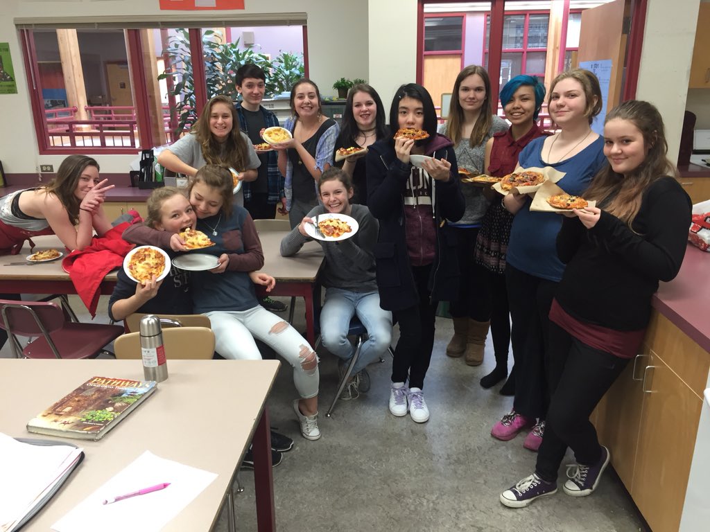 sd47_brooks's tweet photo. Yum! Pizza takeover in #foodslab #personalizedpizza #personalizedlearning https://t.co/gNwBXL2tA3