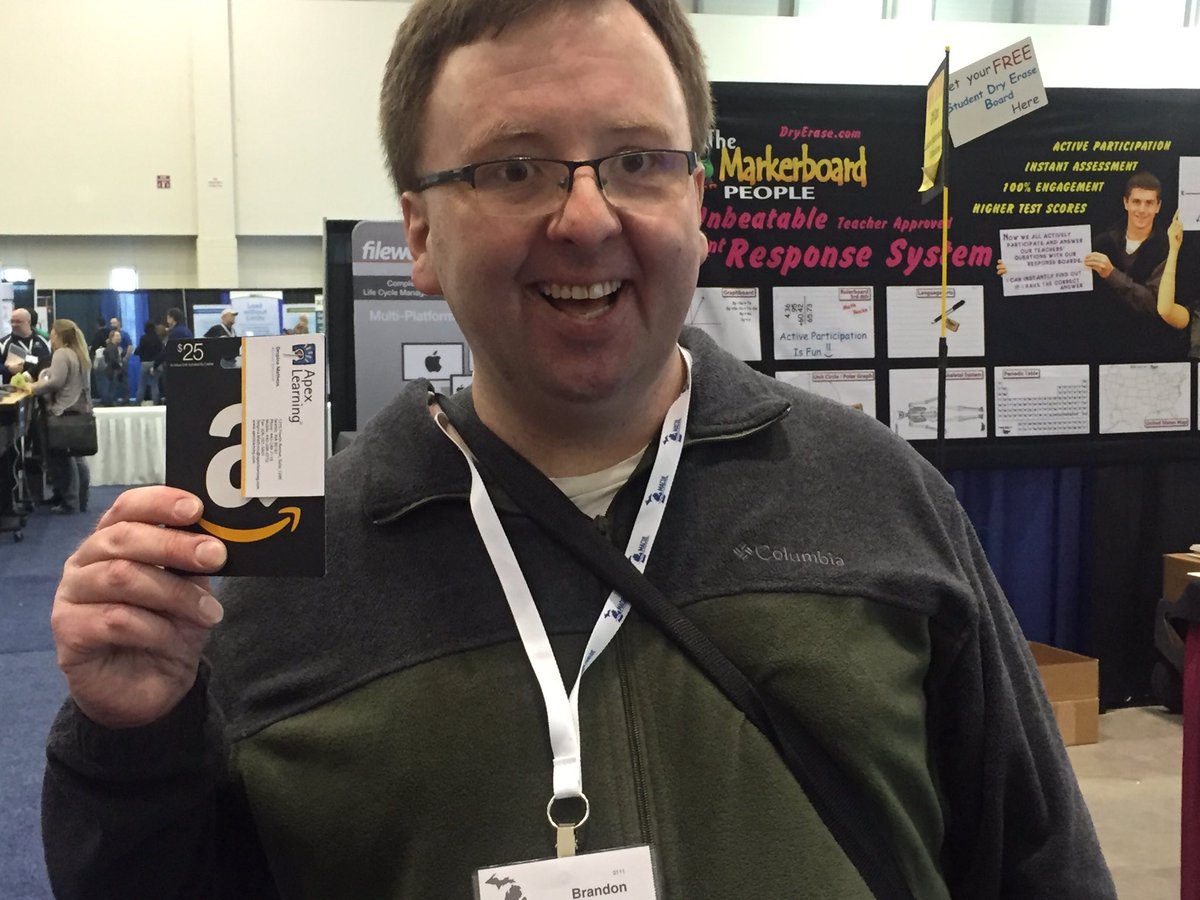 MACULQuest's tweet photo. Winners showing their excitement for #macul16 by playing @MACULQuest. https://t.co/oUBX7k10Vq