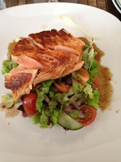 mreyesmare's tweet image. Ensalada de salmón en #DMaré