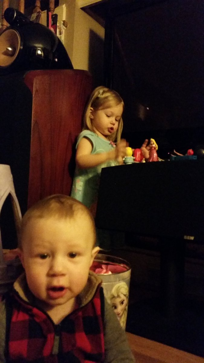 lissmoe's tweet photo. @BowersWilkins When Maranella uses your #HTM2 for a stage,and Everett realizes it's very bad. #HelpMe https://t.co/HbFiUK3udZ