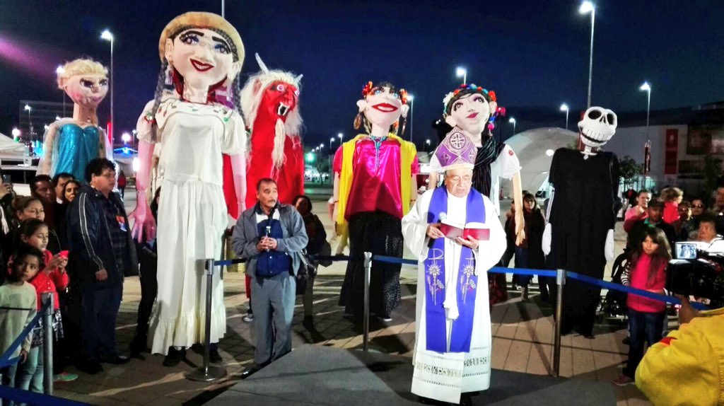 irapuatogob's tweet photo. El Obispo de #Irapuato José de Jesús Martínez Zepeda ofrece bendición a la @feriairapuato #LaFeriaDeLasFresas https://t.co/D9uN0mL4G1