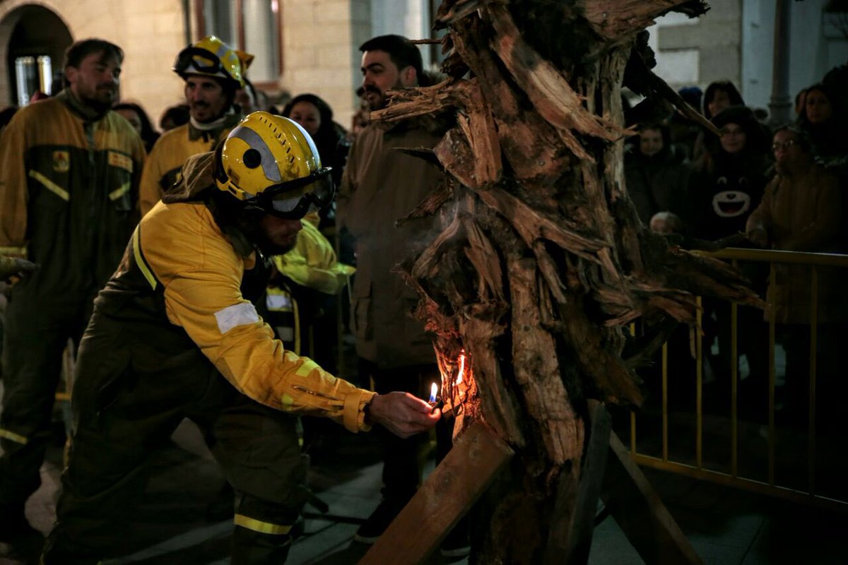 briftabuyo's tweet photo. Las #BRIF recibieron el honor de encender "el árbol de teas" #Gabarreros2016 Muchas Gracias El Espinar https://t.co/3x0AeT2D7K