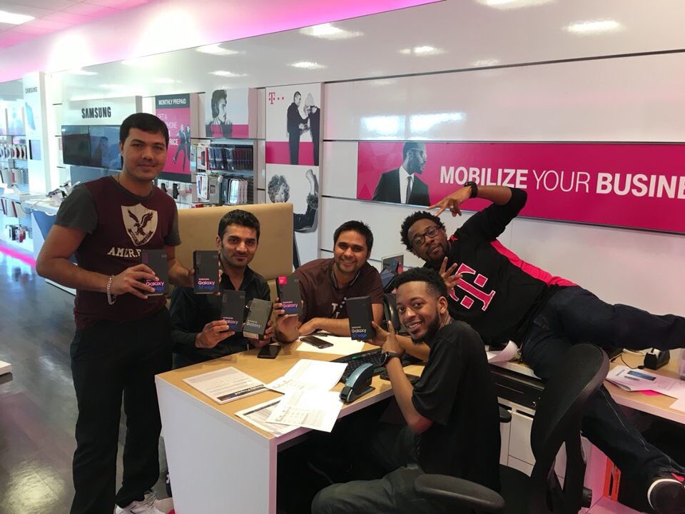 InMeeksOpinion's tweet photo. Team BayArea team selling #HoustonSouth #10DoorsStrong #S7Ready https://t.co/RLMVbo2TGO