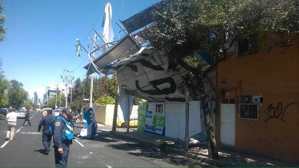 Cae espectacular en Constituyentes - CdTFElaUIAAanQc