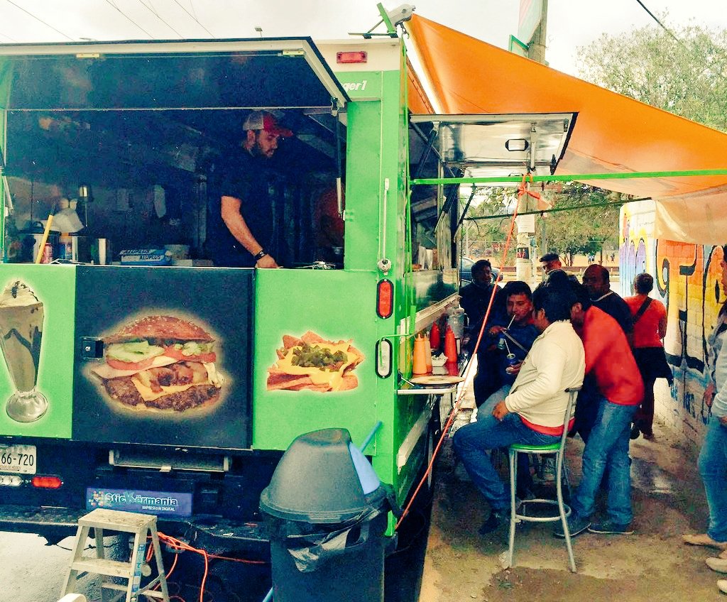 hiramrueda's tweet photo. Ya calientan motores en #Mastermovil nuestros Amigos de @MasterBurger1 Vengan a disfrutar de la más amplia variedad. https://t.co/ozFOWSe3bN