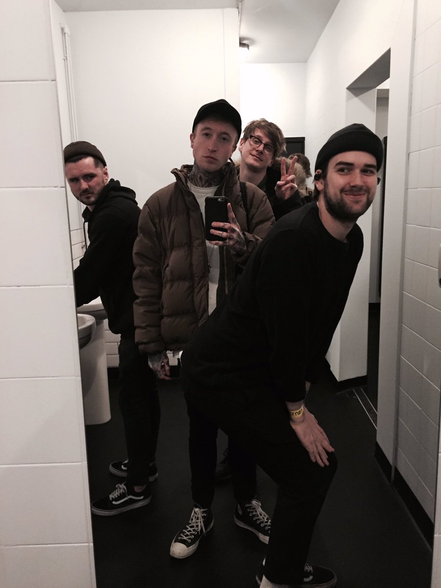 lonesull's tweet photo. When the whole squad la https://t.co/oxJO4A2fRW
