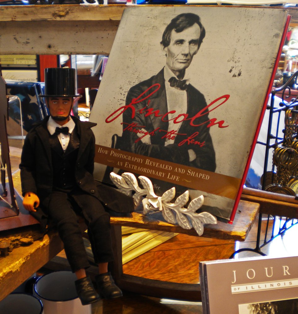 HeritageCVB's tweet photo. #MiniAbe has been to @Lock16, have you? Unique gifts and #GreatFood! https://t.co/UyApMX5BsK https://t.co/t7nbUMMuSi