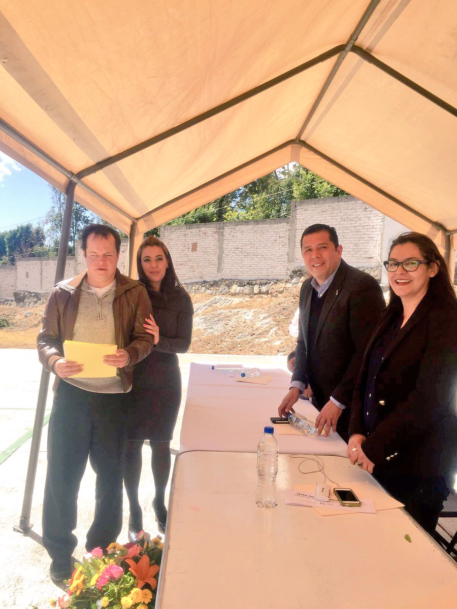 icatmi_mich's tweet photo. El director general del #ICATM entregó certificados del curso de Masoterapia en el plantel Santa María.
#EstáenTi https://t.co/41QVifEMZ4