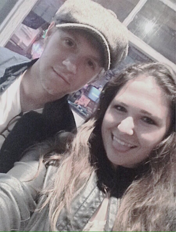 NiallLatinUp's tweet photo. Niall en Los Ángeles con una fan en pasado 9 de Marzo #Directioners #BestFanArmy #iHeartAwards https://t.co/kf1D2jOPzi
