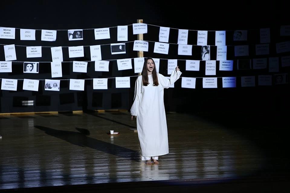 Uyuyun, Avrupa'nın ve dünyanın şaşkın ve semiz halkı! Çığlığım sizi uyandırmayacak...

#SeyirciKalma #KadınOyunları