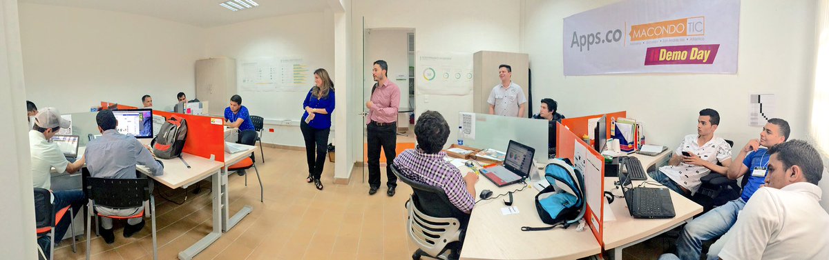 AppscoMacondo's tweet photo. Importante visita de @crozo al #Bootcamp de @Ministerio_TIC @AppsCo y #ContenidosDigitales #MacondoTIC @unisimon https://t.co/u7FHjsBite