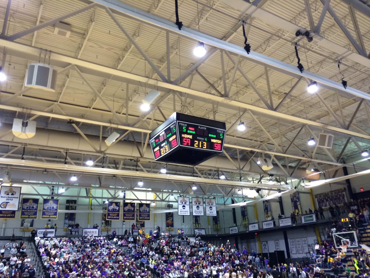 blackbearunited's tweet photo. 59-58 21seconds left. One possession for #AEChampionship..... https://t.co/gLF8bEb3v0
