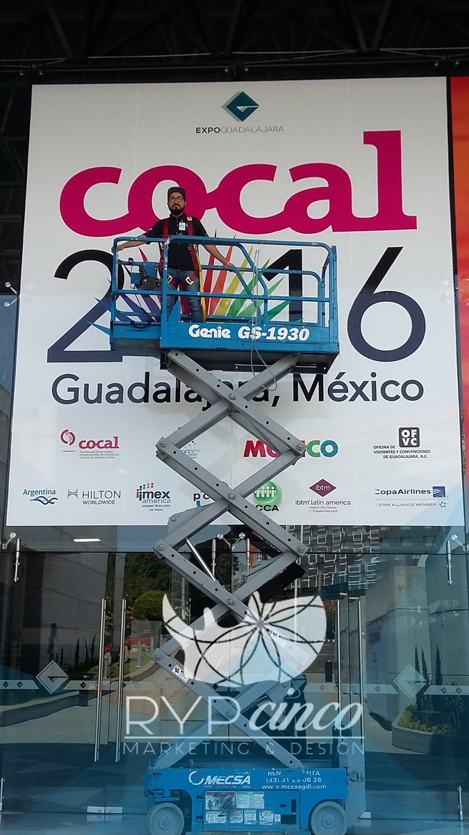 Trabajando para nuestro Cliente #ExpoGuadalajara #montaje #vinil #trabajodealtura